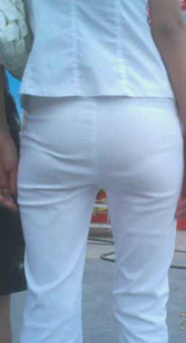 街拍大屁股白裤内痕明显