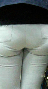 服装店宽臀白裤