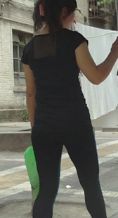 跟拍黑裤小情侣