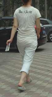 跟拍七分白裤少妇