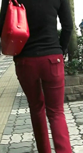 街拍红裤长腿小少妇