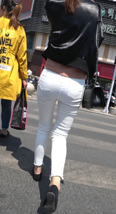 街拍白裤细长腿少妇