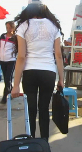 打底黑裤上楼梯