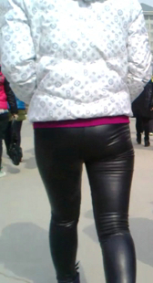 街拍皮裤小妹视频