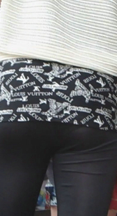 紧身打底黑裤大妈