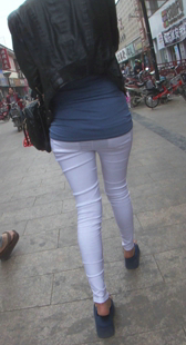 街拍白裤紧身两姐妹