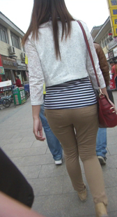 黄裤小少妇真会扭