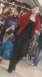 服装店成熟黑裤小少妇