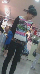 服装店紧身黑裤老板娘