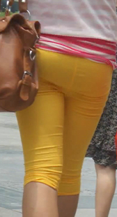 性感圆臀黄裤小少妇