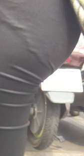 侧拍翘臀大屁股黑裤