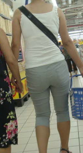 超市圆臀布裤少妇