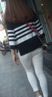 街拍白裤小紧臀