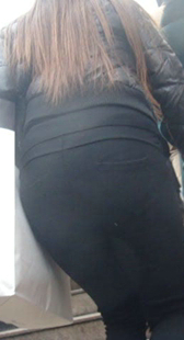 大屁股打底裤上楼梯