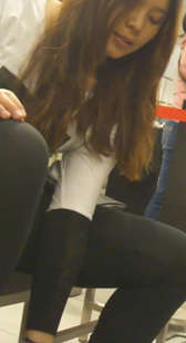 跟拍靓丽小妹试鞋子