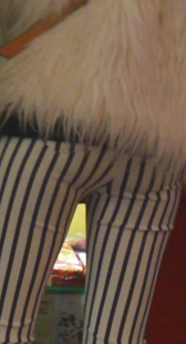 街拍条纹布裤少妇