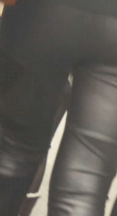 超紧圆臀皮裤上楼梯