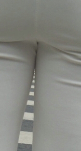 街拍白紧布裤翘臀