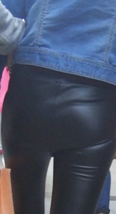 紧身皮裤细长腿