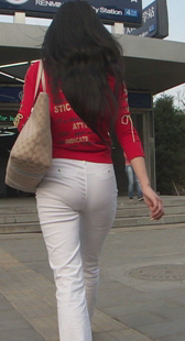 街拍白裤紧内痕