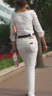 紧身白裤真会扭