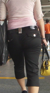 机场宽臀紧身黑裤