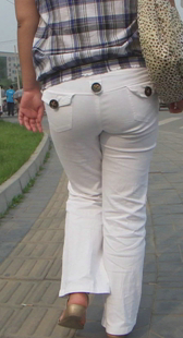 街拍白紧裤大妈