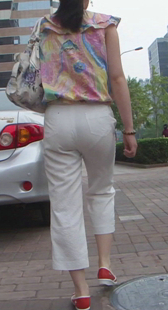 街拍七分白裤小少妇