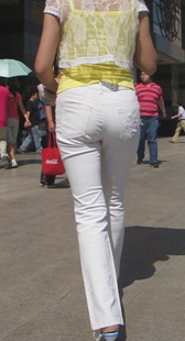 高挑白裤宽臀少妇