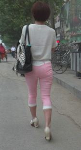 街拍粉裤紧小臀