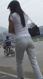 街拍七分白裤少妇