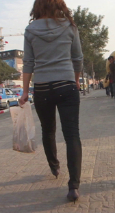 街拍黑裤小紧臀