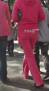 街拍呢绒红裤小少妇