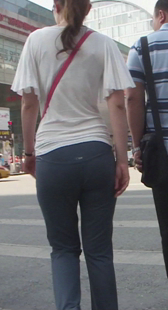 紧身翘臀黑裤少妇