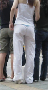 街拍白裤小妹紧内痕