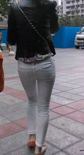 街拍超紧白裤小妹