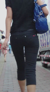 街拍圆臀黑紧七分裤