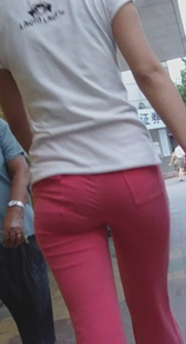 街拍红裤小少妇视频