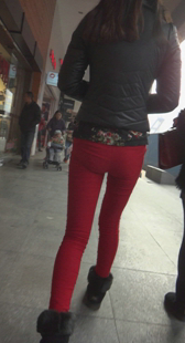 街拍红紧打底裤小妹