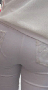 街拍白裤少妇PP勒成这样