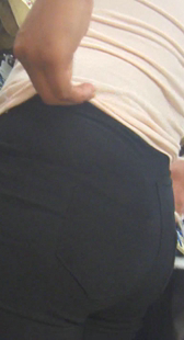 服装店打底黑裤少妇