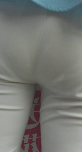 白裤超紧内内勒成这样