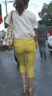 超极品高跟黄裤苹果臀少妇魅力不是一般女孩可比