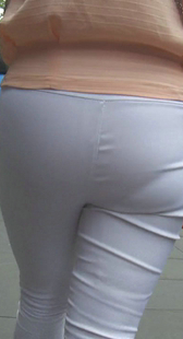 紧身白裤圆臀内痕明显