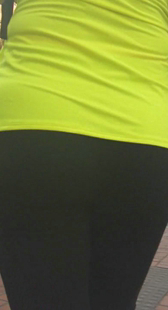 街拍黑裤重口味大臀