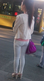 性感高跟白裤超风骚美少妇