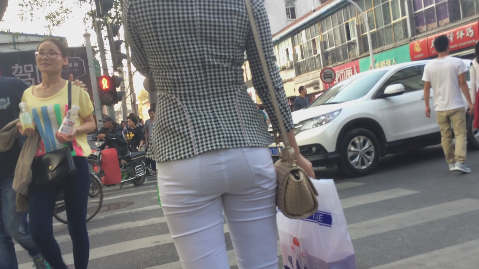 街拍紧身白布裤小少妇