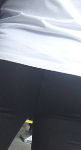 街拍宽大紧臀打底裤少妇