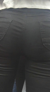 超紧苹果臀黑裤少妇