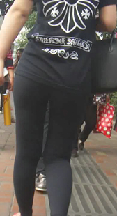 跟拍打底裤成熟少妇